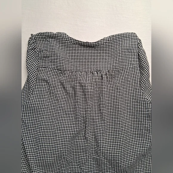 torrid Black and White Houndstooth V-Neck Blouse - Picture 11 of 14